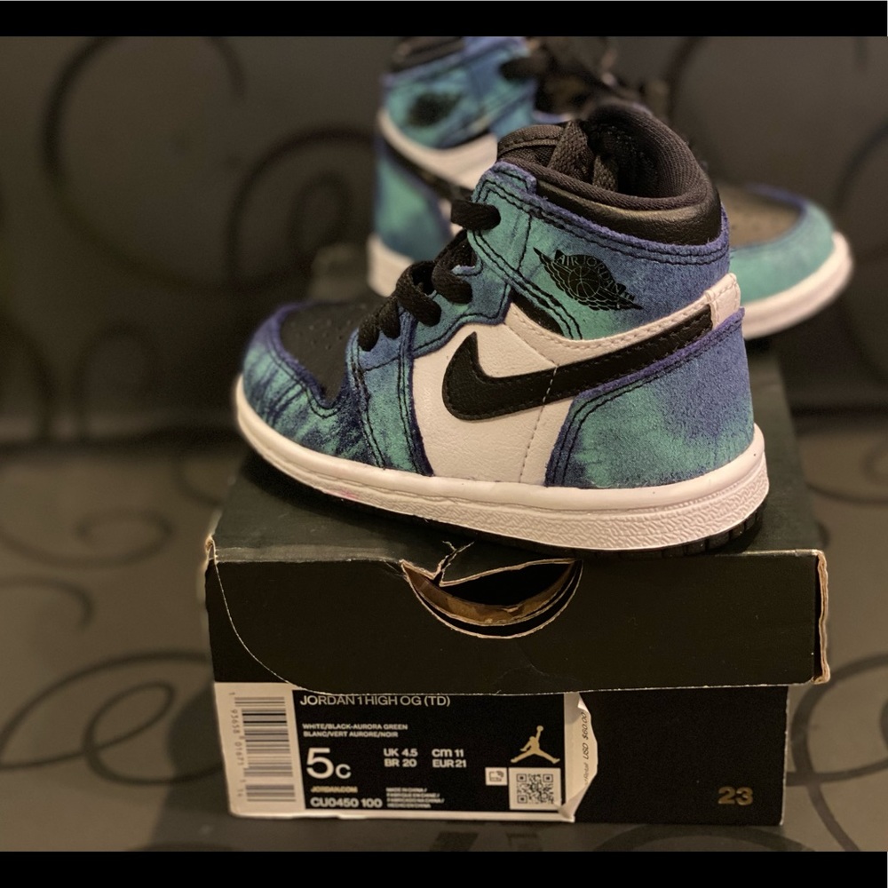 Toddler Jordan 1 High OG. Black, White & Green. Size 5